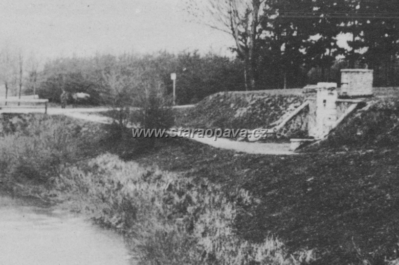 reka (13).jpg - Zvětšený výřez ze třetí pohlednice, Sádrovcová studánka v Městských sadech, kterou zde najdeme dodnes, ale v schátralem stavu.